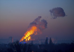 Prosper Haniel coking plant, discharge plume and gas flare in front of the Beckstrasse slagheap,