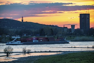 Cargo ship on the Rhine near Duisburg-Beeckerwerth, Rheinpreussen spoil tip in Mörs, spoil tip sign