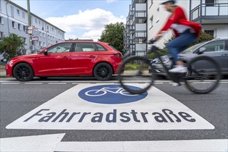 Bicycle road, cyclists have priority over car traffic, new cycle routes through Essen, here in the