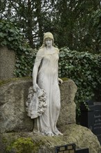 Female figure, mourning figure, grave, Zehlendorf cemetery, Onkel-Tom-Straße, Zehlendorf, Berlin,