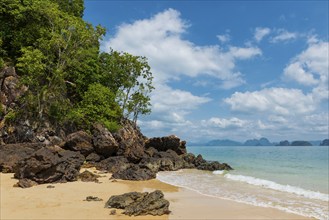 Lonely beach on Koh Yao Noi, beach holiday, beach landscape, rocks, forest, rainforest, sea, dream