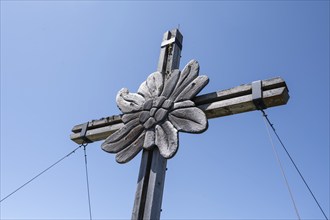 Summit cross on the summit of the Hochunnütz, Unnütz crossing, Brandenberg Alps, Tyrol, Austria,