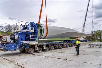 Preparation for the transport of a 68 metre long blade, a wind turbine, with a self-propelled