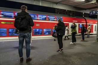 Train station, regional express train on platform, passengers, Essen, North Rhine-Westphalia,