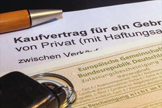 Symbolic image: Purchase contract for a car with vehicle registration document and car keys