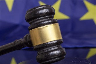 Symbolic image: Judge's gavel in front of a flag of the European Union