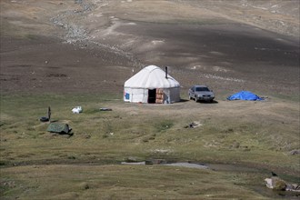 Old car next to a traditional Kyrgyz yurt, Tien Shan, Naryn Province, Kyrgyzstan, Asia