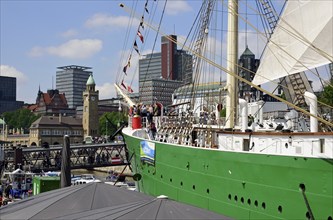 Europe, Germany, Hamburg, Elbe, museum harbour, windjammer Rickmer Rickmers, view to Baumwall and