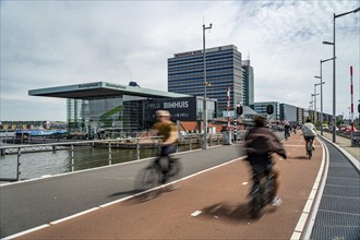 Cycle path, cycle highway, at the Piet Heinkade, at the river Ij, near the Muziekgebouw aan 't IJ,