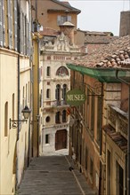 Alley in the old town, Grasse, Département Alpes-Maritimes, France, Europe