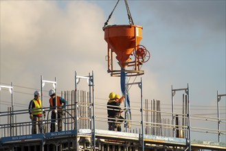 Construction site, new building, concreting work on a floor, Duisburg, North Rhine-Westphalia,