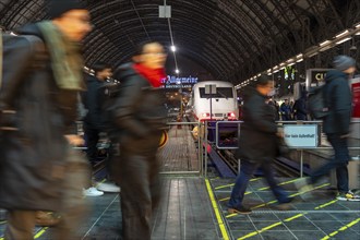 Frankfurt am Main main station, ICE train on platform, traveller, Hesse, Germany, Europe