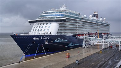 Cruise ship Mein Schiff 4 at Columbuskaje, Bremerhaven, Weser estuary, Weser, North Sea coast,