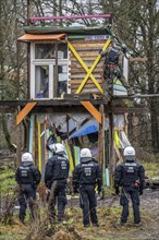 2nd day of the clearing of the hamlet Lützerath, by the police, of tree houses and huts, of climate