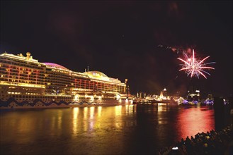 Germany, Hamburg, Elbe Philharmonic Hall, concert hall, harbour birthday, cruise ship AIDAprima,