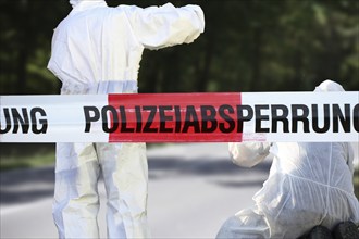 Symbolic image: Police cordon with forensics in the background (Composing)