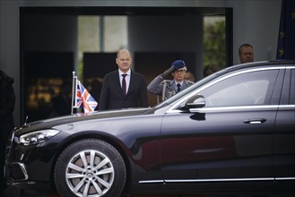 Olaf Scholz (SPD), Federal Chancellor, stands in front of the arriving limousine of Rishi Sunak,