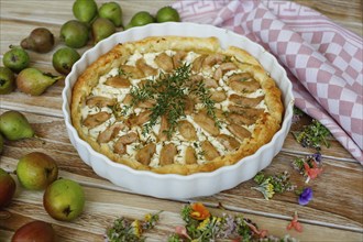 Tart with Gaishirtle and sheep's cheese, Stuttgarter Gaishirtle, pear variety, fruit, table