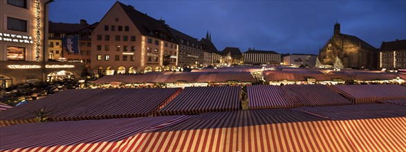 Christmas market on the main market square in the evening, Nuremberg, Central Franconia, Germany,