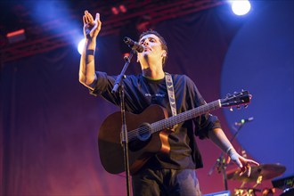 Vincent Waizenegger, singer of the band Provinz at the Highfield Festival on Friday, Störmthaler