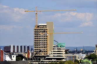 The Lufthansa high-rise (headquarters of the German airline until 2007) on the banks of the Rhine