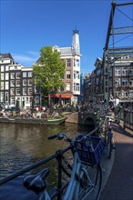 Houses on the Kloveniersburgwal canal, old town of Amsterdam, canal belt, Aluminiumbrug, café with