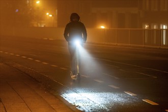 Scooter, e-scooter, darkness, inner city traffic, Rüttenscheider Straße, bicycle lane, fog, autumn,