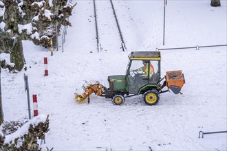 Winter onset, winter service, clearing snow and ice from pavements, sweeper, winter service