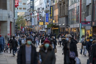 Shopping street Westenhellweg, shopping street, pedestrian zone, crowded, many people shopping,