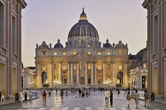 Tourists at the cathedral, St Peter, St Peter's Basilica, Vatican palaces, St Peter's Square,