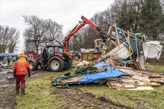 2nd day of the clearing of the hamlet Lützerath, by the police, of tree houses and huts, of climate