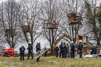 2nd day of the clearing of the hamlet Lützerath, by the police, of tree houses and huts, of climate