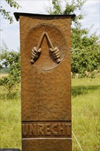 Station trail in Altstreußlingen, wooden motif steles by master sculptor Roland Nehm, art in public