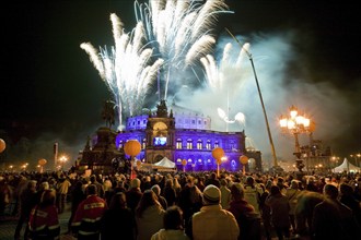 Fireworks display for the opening of the Opera Ball on the theatre square