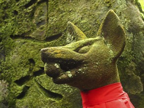 Fox statue with rice ball, Fushimi Inari Taisha shrine, Kyoto, Japan, Asia