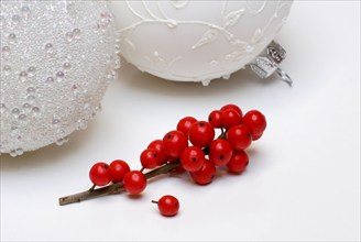 Stec (Ilex aquifolium) hpalm berries and Christmas tree balls, Stechhuelse