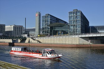 Excursion boat on the Spree River in front of Berlin Hauptbahnhof main railway station, Berlin,