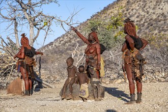 Married Himba woman with children, traditional Himba village, Kaokoveld, Kunene, Namibia, Africa