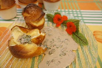 Swabian cuisine, Pfitzauf with sorrel sauce, vegetarian, baked, served on a plate, grandmother's