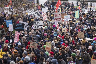 Participants with a large number of signs at the starting point in the Lustgarten during the