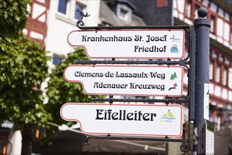 Signposts to St. Josef Hospital, cemetery, Clemens-de-Lassauix-Weg, Adenauer Kreuzweg and