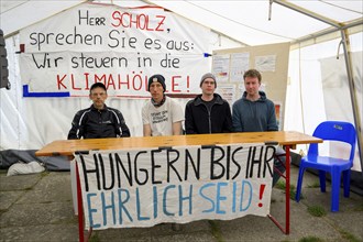 The hunger strikers of Hunger until you are honest after the press conference, from left to right: