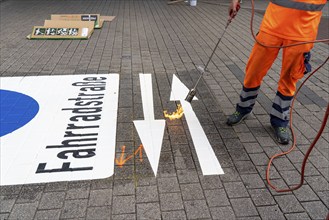 Application of road markings for a cycle lane, Rüttenscheider Straße in Essen, in the shopping and