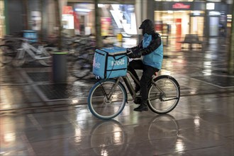 Wolt delivery service, bike couriers on the Zeil shopping street in Frankfurt am Main, waiting for