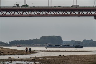 Rhine at Emmerich, extremely low water, Rhine level at 0 cm, falling trend, Rhine bridge B220,