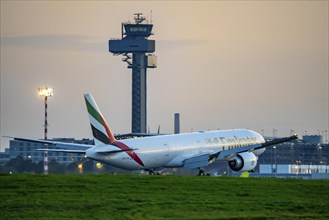 Düsseldorf International Airport, landing of an Emirates Boeing 777-300, south, 05R/23L, air