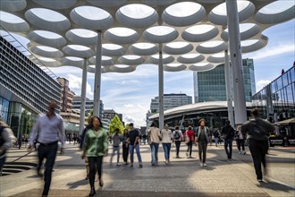 Station forecourt of Utrecht Centraal station, people on their way to and from the station, Hoog