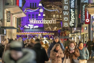 Pre-Christmas time in Dortmund, pedestrian zone, shopping street Westenhellweg, many people go