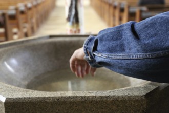 Symbolic image: Hand in holy water