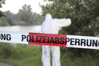 Symbolic image: Police cordon with forensics in the background (Composing)